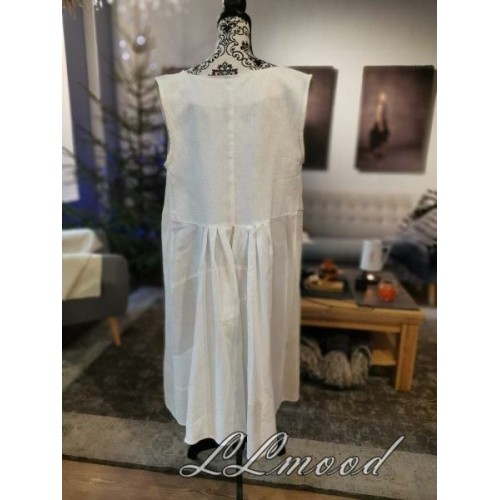 White linen dress model 561